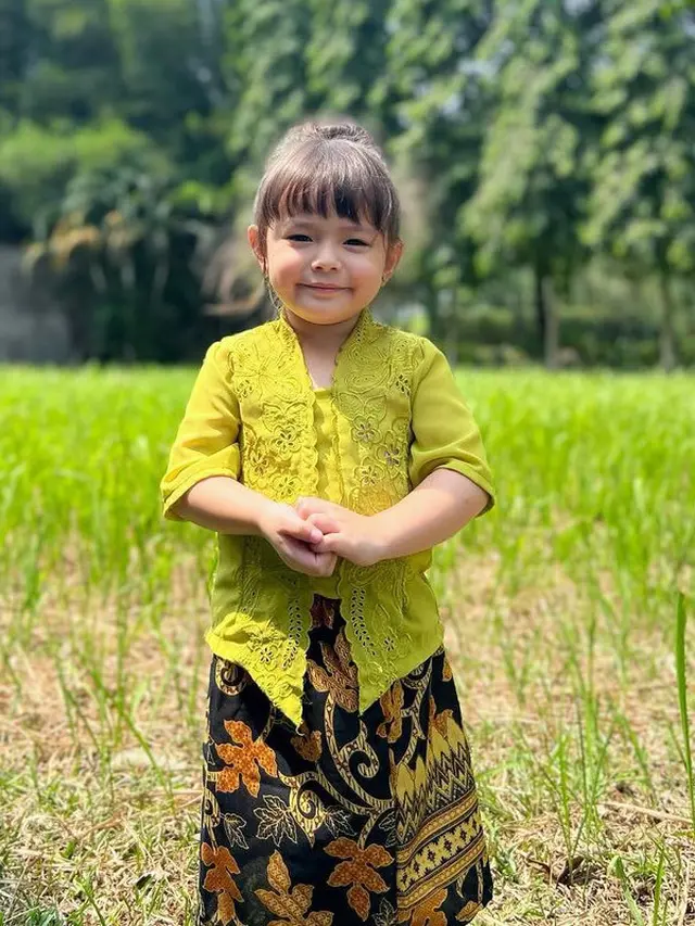 Gaya Elegan Anak Artis Berwajah Bule saat Mengenakan Kebaya
