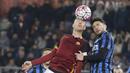 Pemain Roma, Edin Dzeko (kiri) berduel dengan pemain Inter Milan, Danilo D'Ambrosio pada lanjutan Serie A, di Stadion Olimpico, Sabtu atau Minggu (20/3/2016) dini hari WIB. (REUTERS/Max Rossi)