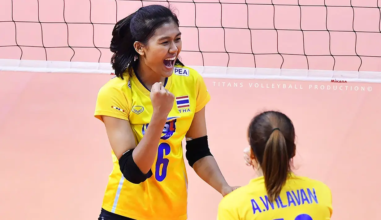 Pimpichaya Kokram. Pemain Thailand berusia 24 tahun berpostur 180 cm yang berposisi sebagai outside hitter ini menempati posisi ke-4 dalam daftar top skor sementara hingga berakhirnya babak penyisihan grup. Ia total mengoleksi 218 poin yang diperoleh dari 196 smash, 11 block dan 11 service. Thailand pun dibawanya menempati posisi ke-8 di klasemen akhir penyisihan grup dan lolos ke perempatfinal untuk menghadapi Turki, 14 Juli 2022. (women.volleybox.net)