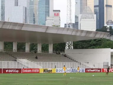 Suasana Stadion Madya Gelora Bung Karno saat laga kualifikasi Grup H Piala AFC 2020 antara PSM Makassar melawan Kaya FC-Iloilo, Jakarta, Selasa (10/3/2020). Pertandingan dilaksanakan tanpa dihadiri penonton sebagai antisipasi penyebaran virus Corona COVID 19. (Liputan6.com/Helmi Fithriansyah)