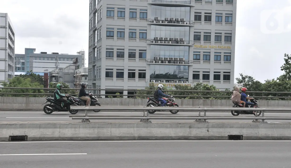 Pengendara motor melewati jalan tol di kawasan Cempaka Putih, Jakarta, Minggu (23/2/2020). Banjir yang melanda kawasan tersebut sejak dini hari tadi melumpuhkan akses di Jalan Ahmad Yani sehingga Gerbang Tol Pulomas dibuka untuk pengendara sepeda motor. (merdeka.com/Iqbal S. Nugroho)
