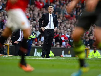 Pelatih Manchester United David Moyes (tengah) mengamati pertandingan sepak bola Liga Inggris antara Manchester United melawan Stoke City di Old Trafford,  Manchester, Sabtu (26/10/2013). (Foto: AFP/Andrew Yates)