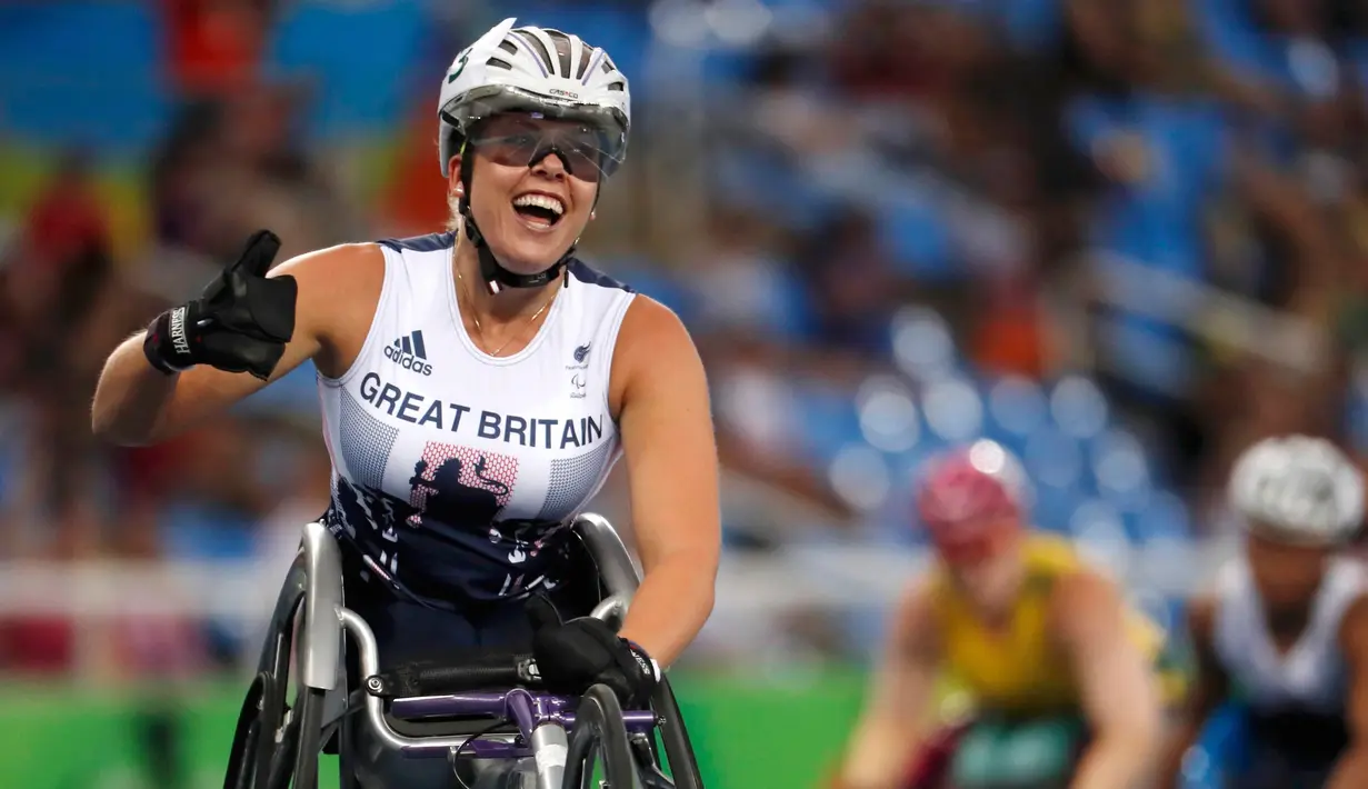 Atlet Kursi Roda, Hannah Cockroft dari Inggris merayakan kemenangannya di kejuaraan Paralimpiade Rio 2016, Brasil (14/09). Hannah berhasil meraih emas dalam kejuaraan tersebut. (REUTERS / Ricardo Moraes)