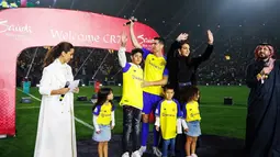 Saat momen perkenalan Cristiano Ronaldo di Al Nassr, pemain berjuluk CR7 ini turut membawa keluarganya. Sambutan hangat diberikan para fans kepada keluarga Ronaldo. Ronaldo pun sangat senang dengan sambutan hangat dari para fans. (Liputan6.com/IG/cristiano)