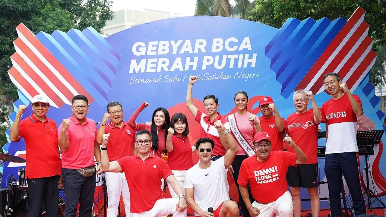 Jajaran Komisaris dan Direksi BCA berfoto bersama dengan bintang tamu kegiatan Gebyar BCA Merah Putih mengajak masyarakat untuk hidup sehat dan peduli lingkungan dengan ikut gerakan memilahdan mengolah sampah plastik di HUT ke-78 RI.