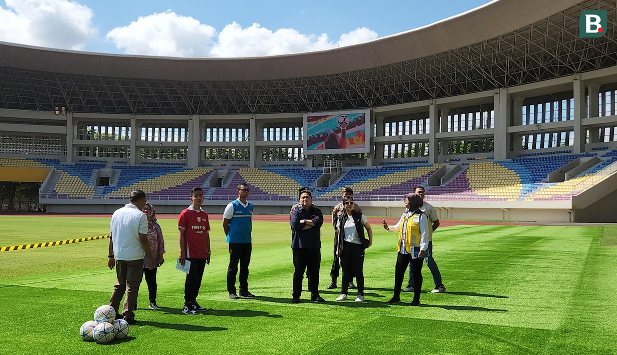 <p>Ketua Umum PSSI, Erick Thohir kembali melakukan Tour de Stadium untuk melihat kesiapan venue ajang Piala Dunia U-20 yang akan berlangsung pada 20 Mei hingga 11 Juni 2023 mendatang. Setelah sebelumnya meninjau dua stadion sekaligus, Stadion Gelora Sriwijaya Jakabaring dan Stadion Si Jalak Harupat pada Sabtu (11/3/2023), maka pada Minggu (12/3/2023) giliran Stadion Manahan Solo yang dikunjungi. Didampingi Waketum PSSI, Zainudin Amali, Wali Kota Solo, Gibran Rakabuming Raka dan Direktur Prasarana Strategis Ditjen Cipta Karya Kementerian PUPR, Essy Asiah, Erick Thohir menilai Stadion Manahan Solo layak diajukan sebagai venue menggelar partai final sekaligus upacara penutupan Piala Dunia U-20 2023 mendatang. (Bola.com/Radifa Arsa)</p>