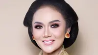 Di tangan MUA Dhirman Putra, wajah Krisdayanti dipoles serba pink. Mulai dari eye shadow, blush on, dan lipstiknya. [Instagram/@dhirmannputra]