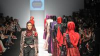 Seperti apa aksi tiga desainer Risty Tagor, Anggia Mawardi dan Zaskia Sungkar di panggung Jakarta Fashion Week 2015.