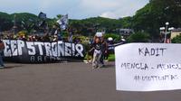 Puluhan Aremania&nbsp;menggelar unjuk rasa di halaman Balai Kota Malang pada Kamis, 20 Oktober 2022. Mereka menuntut&nbsp;tragedi Kanjuruhan diusut&nbsp;tuntas (Liputan6.com/Zainul Arifin)