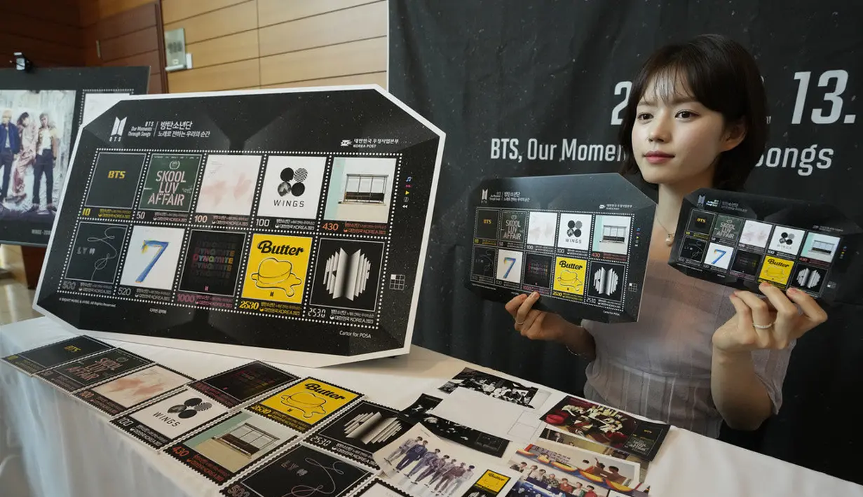 <p>Salah satunya, Kantor Pos Korea Selatan yang meluncurkan seri prangko spesial satu dekade boy group besutan BIGHIT MUSIC tersebut. Penjualan online prangko edisi spesial itu bahkan sudah habis sejak hari pertama dibuka. (AP Photo/Ahn Young-joon)</p>