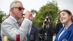 Pangeran Charles saat meminum segelas anggur selama melakukan kunjungannya ke kota Tanunda, Australia, Selasa (10/11/2015). Pengeran Charles melakukan kunjungannya ke Australia selama beberpa hari.  (REUTERS/Ben MacMahon)