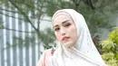 Adelia juga tidak kalah cantik dengan menggunakan hijab yang sedikit bermotif. Adelia juga memadukannya dengan kemeja berwarna nude terang untuk melengkapi penampilannya. (Liputan6.com/adeliapasha)