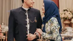 Pernikahan Cut Meyriska dan Roger Danuarta sempat menarik perhatian publik lantaran sebelumnya sempat terganjal restu orang tua. Keduanya pun akhirnya berhasil mendapatkan restu dan menjadi inspirasi banyak 
 pasangan muda (Liputan6.com/IG/@cutratumeyriska)