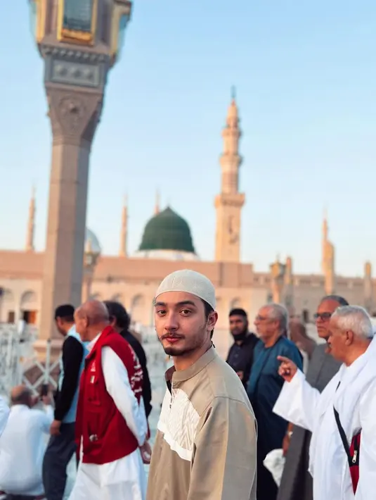 Tak sedikit pula netizen yang memuji penampilan Bryan Domani saat memakai baju koko. Pasalnya, dirinya disebut semakin terlihat memesona dengan busana muslim tersebut. (Liputan6.com/IG/@bryandomani_bd_)