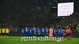 Para pemain mengheningkan cipta untuk para korban gempa bumi di Turki dan Suriah sebelum pertandingan leg pertama babak 16 Liga Champions antara Borussia Dortmund vs Chelsea di Signal Iduna Park, Jerman, Kamis, 16 Februari 2023. (AFP/Ina Fassbender)