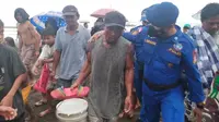 Kepolisian Air dan Udara (Polairud) dan Pemda Gorut saat melakukan evakuasi kepada seorang yang diduga WNA Philipina (Arfandi/Liputan6.com)