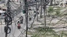 Kendaraan melintas dekat instalasi kabel yang semrawut di Jalan Raya Bekasi, Cakung, Jakarta, Rabu (30/9/2020). Minimnya perawatan pascapembebasan lahan permukiman untuk proyek Tol Dalam Kota membuat jaringan kabel listrik di sepanjang jalan tersebut semrawut. (merdeka.com/Iqbal S. Nugroho)