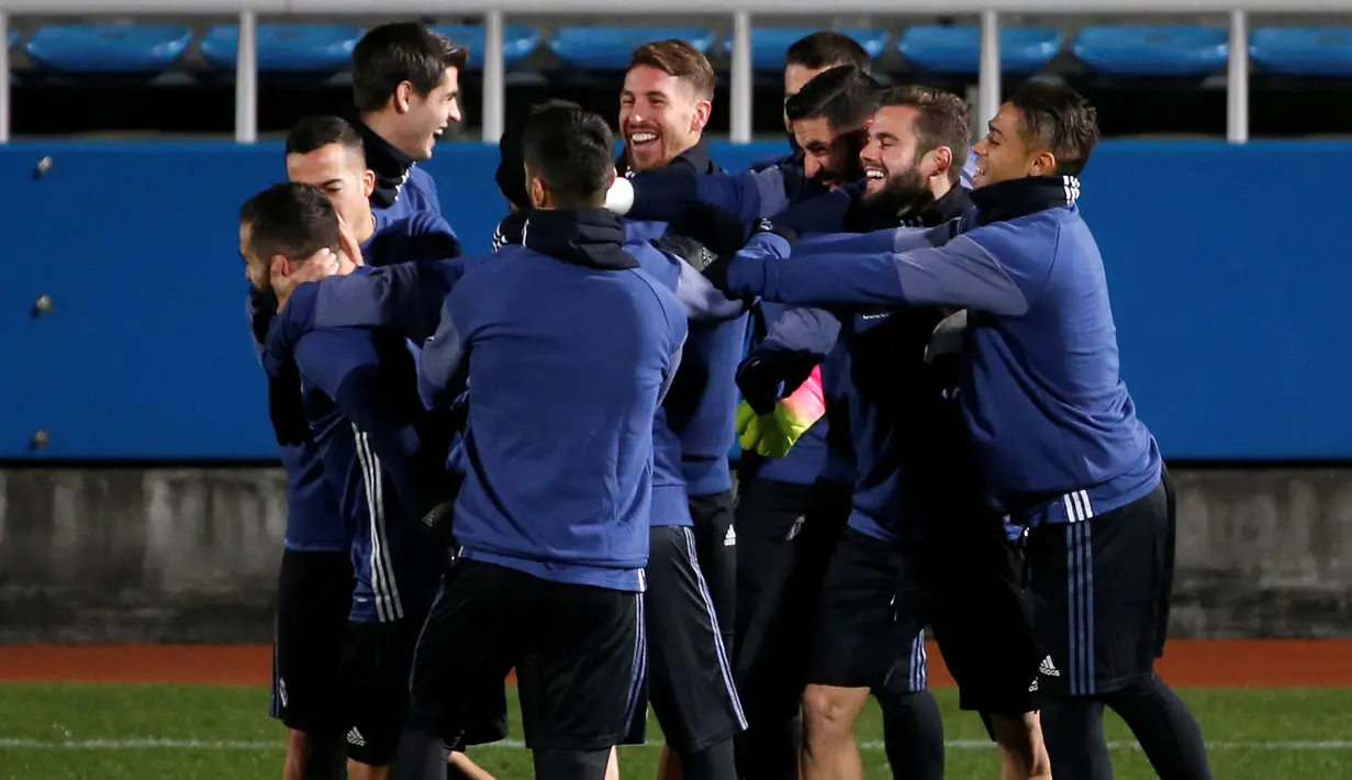 Para pemain Real Madrid terlihat bercanda saat sesi latihan jelang Final Piala Dunia Antar Klub di Yokohama, Jepang  (17/12). Madrid berhasil lolos ke final setelah menyingkirkan juara Concacaf Club America dari Meksiko. (REUTERS / Toru Hanai)