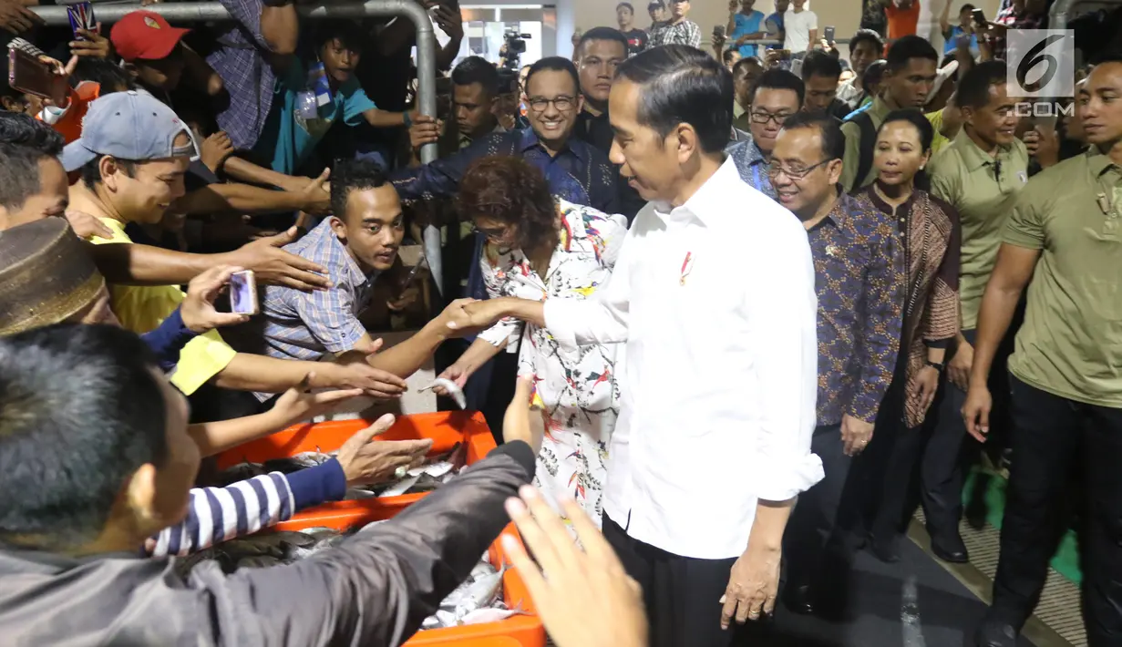 <p>Presiden Joko Widodo berbelanja usai meresmikan Pasar Ikan Modern Muara Baru di Jakarta, Rabu (13/3). PIM Muara Baru diharapkan dapat menarik minat masyarakat maupun wisatawan untuk berbelanja maupun berkuliner. (Liputan6.com/Angga Yuniar)</p>
