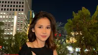 Artis Indonesia Termuda di Daftar Wanita Tercantik 2025, Ini 6 Pesona Sandrinna dengan Dress Hitam