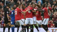 Para pemain Manchester United merayakan gol ke gawang Everton pada laga Premier League di Stadion Old Trafford, Manchester, Minggu (17/9/2017). (AFP/Oli Scarff)