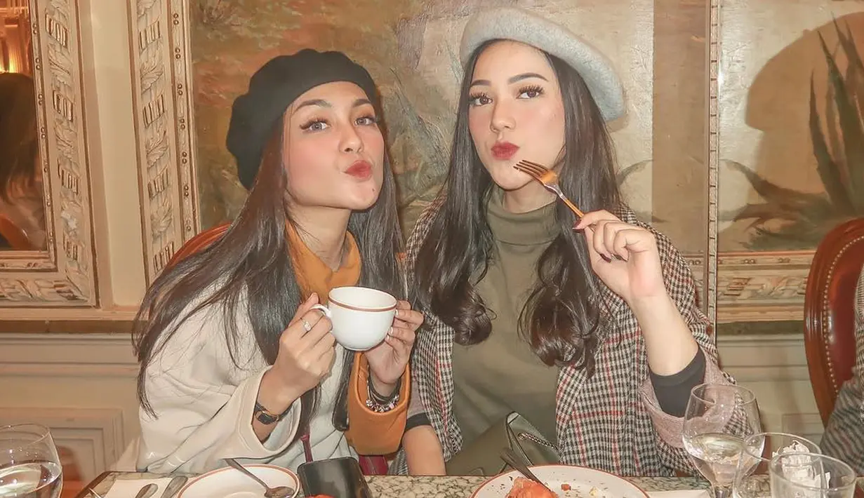 Nabila dan Cindy kompak mengenakan topi baret dengan warna yang berbeda untuk mempercantik penampilan mereka. (Liputan6.com/IG/@nabilagardena)