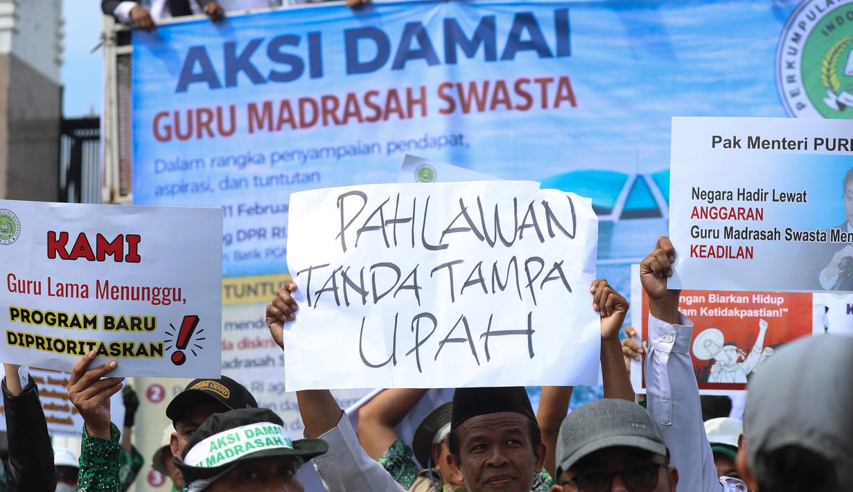 Dalam aksinya, mereka menyampaikan aspirasi terkait kesetaraan kebijakan dan peningkatan kesejahteraan pendidik madrasah. Tampak dalam foto, para guru madrasah swasta dari berbagai daerah di Indonesia saat melakukan aksi unjuk rasa di depan Gedung MPR/DPR/DPD RI, Jakarta, Rabu (11/2/2026). (Kapanlagi.com/Budy Santoso)