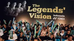 Sejumlah penonton bersorak sorai pada laga Yonex Legends Vision di GOR Asia Afrika, Jakarta, Senin (17/8/2015). (Bola.com/Vitalis Yogi Trisna)