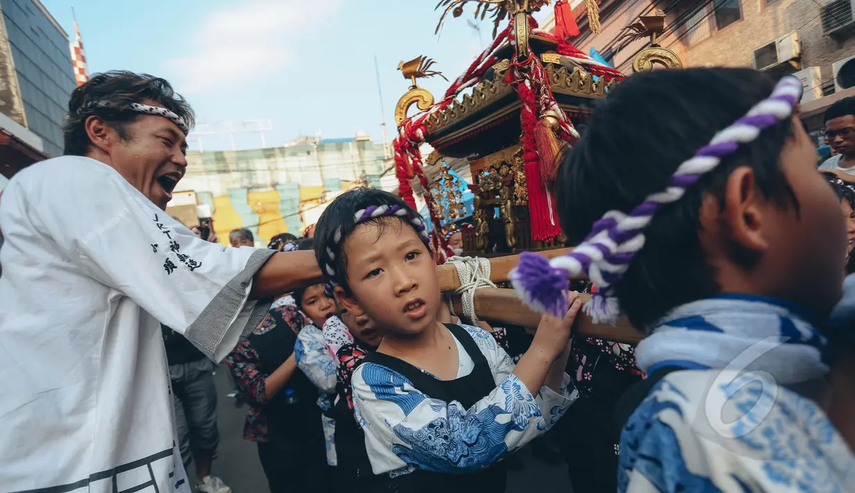 Sejumlah anak kecil ikut memeriahkan Festival Ennichisai 2015 di Kawasan Blok M, Jakarta, Minggu (10/5). Festival tersebut bertemakan budaya Jepang yang diselenggarakan satu kali dalam setahun. (Liputan6.com/Faizal Fanani)