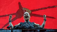 Disc Jockey (DJ) asal Prancis, David Guetta saat tampil di Stadion O2 Wolrd, Hamburg, Jerman (26/6/2015). Ia menciptakan lagu tema untuk Piala Eropa 2016, dengan meramu dari sumbagsih satu juta fans.  (Reuters/Axel Heimken)