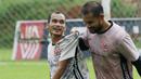 Pemain Persija Jakarta, Andritany Ardhiyasa bercanda dengan Riko Simanjuntuk saat sesi latihan di Nirwana Park, Sawangan, Jawa Barat, Rabu (4/1/2023). Pertandingan terdekat yang akan dihadapi Macan Kemayoran adalah melawan Persib Bandung pada laga tunda putaran pertama BRI Liga 1. (Bola.com/M Iqbal Ichsan)