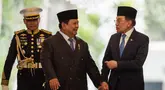 Presiden Republik Indonesia Prabowo Subianto (tengah) dan Perdana Menteri Malaysia Anwar Ibrahim (kanan) berjalan bersama menjelang pertemuan bilateral di Istana Kepresidenan, Jakarta pada 29 Juli 2025. (Yasuyoshi CHIBA/AFP)