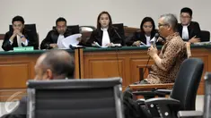 Mantan Kepala Sarana dan Prasarana Dinas Pendidikan Menengah Jakarta Barat, Alex Usman menjalani sidang perdana pembacaan dakwaan terkait dugaan korupsi pengadaan UPS di Pengadilan Tipikor, Jakarta, Kamis (29/10/2015). (Liputan6.com/Helmi Afandi)