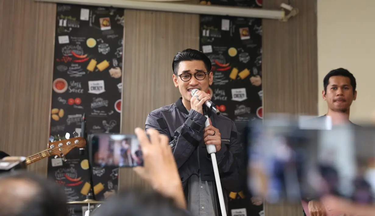 "Ini kesempatan yang nggak sering terjadi, jadi saya apreciate banget karena fans saya lebih pengen yang intimate gini," ucap Afgan saat konferensi pers. (Nurwahyunan/Bintang.com)