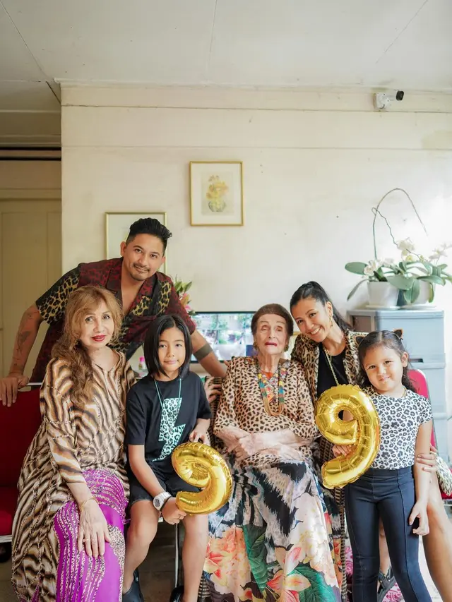 Potret 6 Nenek Artis Ini Masih Bugar dan Awet Muda, Ada yang Sudah 99 Tahun