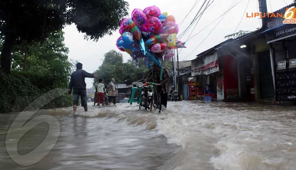 Banjir bukan halangan untuk terus mencari rezeki. Bapak penjual balon ini tetap berjualan walaupun suasana banjir (Liputan6.com/Isna Setyanova).