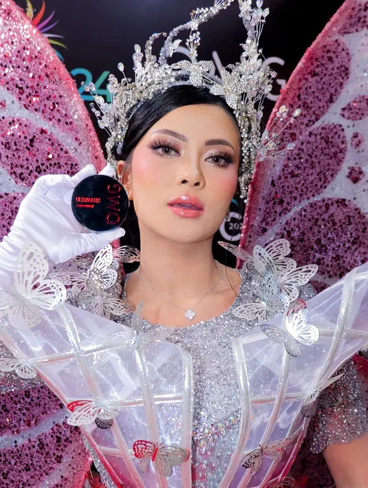 Hanum Mega tampil dengan full glam makeup bernuansa pink dan rose gold. Memancarkan aura feminin yang tegas. [OMG]