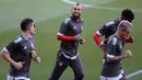 Gelandang Bayern Munchen, Arturo Vidal melakukan pemanasan dalam sesi latihan di Stadion Ramon Sanchez Pizjuan di Sevilla (2/4). Munchen akan bertanding melawan Sevilla pada leg pertama babak perempatfinal Liga Champions. (AFP Photo/Cristina Quicler)