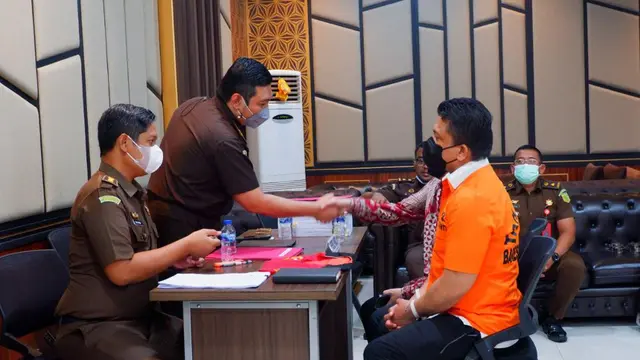 Tersangka pembunuhan berencana Brigadir J, Ferdy Sambo, saat pelimpahan kedua di Kejaksaan Agung. (dok Kejagung)