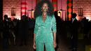 Monokrom blazer menjadi kunci dari tampilan sempurna Jodie Smith. Ia melengkapi gayanya dengan Gucci Diana mini bag dengan handle bambu disertai platform sandals. (Foto: Gucci).