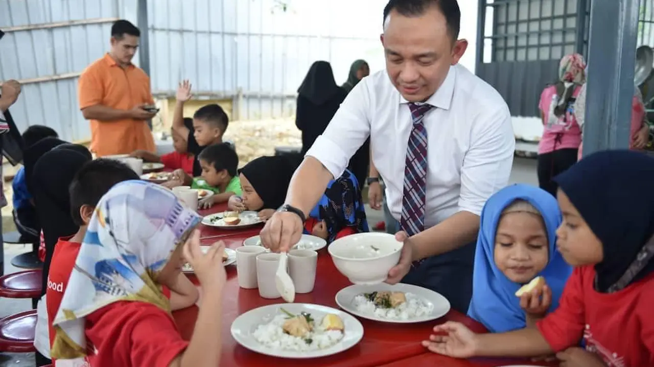 Program pemerintah Malaysia yang menyediakan makan gratis bagi siswa-siswi SD.