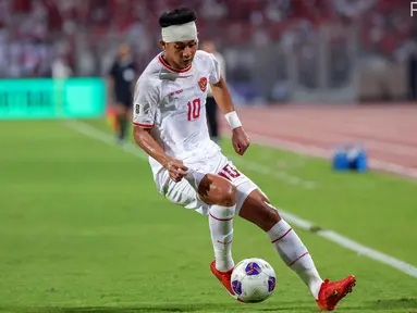 Malik Risaldi melakukan debutnya bersama Timnas Indonesia saat bertandang ke markas Bahrain pada laga Grup C Kualifikasi Piala Dunia 2026 yang berlangsung di Bahrain National Stadium, Riffa, pada Kamis (10/10/2024) malam WIB. (Dok. PSSI)