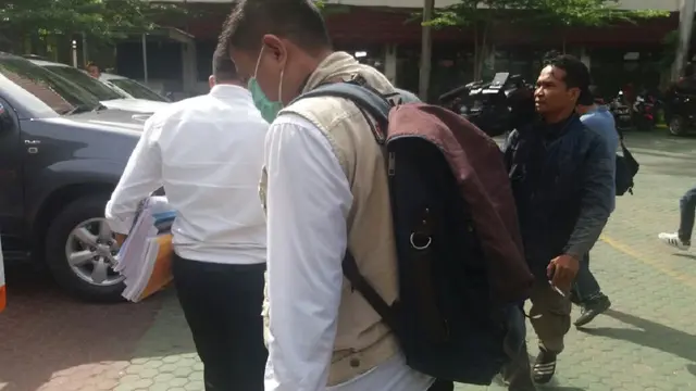 Polisi geledah kantor Dinas Lingkungan Hidup Makassar (Liputan6.com/ Eka Hakim)