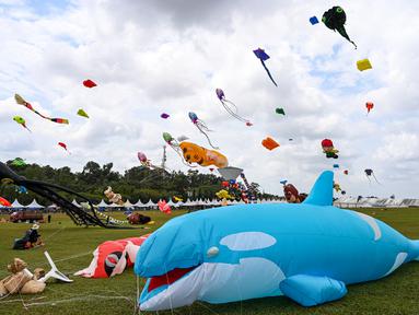 Para peserta menerbangkan layang-layang mereka selama Festival Layang-Layang Dunia Pasir Gudang ke-25 di Bukit Layang-Layang di negara bagian Johor, Malaysia, pada 24 Februari 2023. - Festival ini dilanjutkan kembali setelah 3 tahun terhenti karena pandemi Covid-19. (AFP/Roslan Rahman)