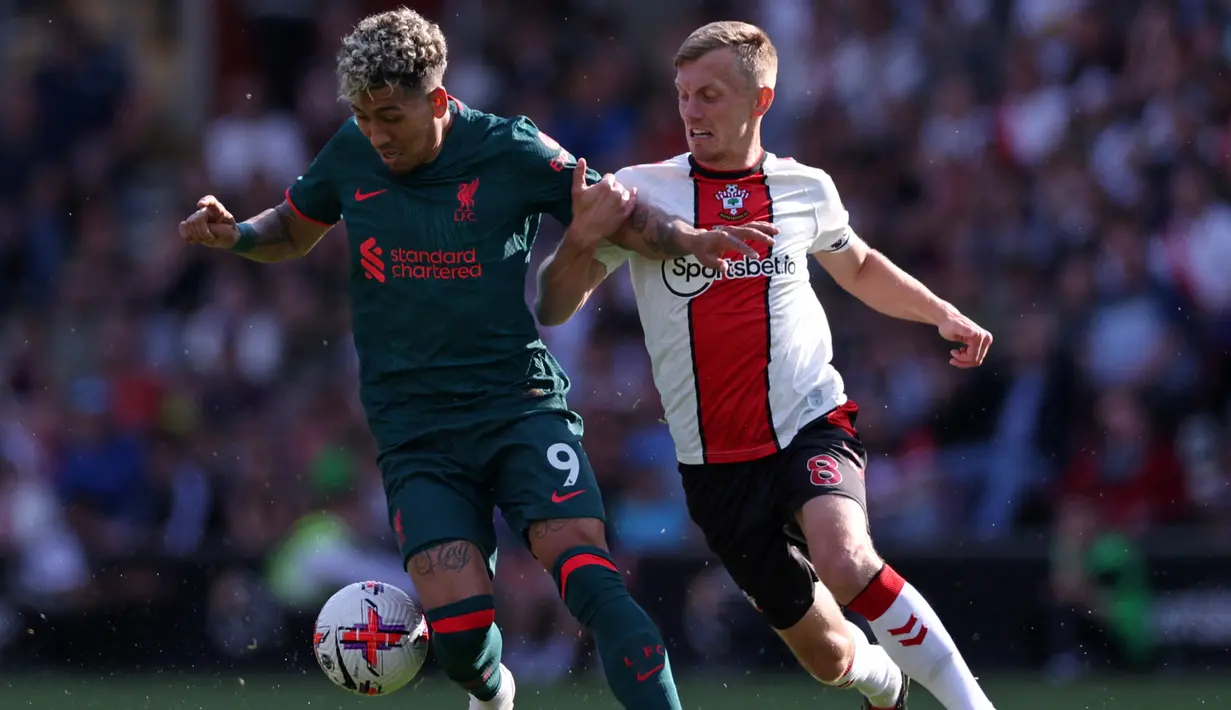 Striker Liverpool, Roberto Firmino (kiri) menguasai bola dibayangi gelandang Southampton, James Ward-Prowse pada laga pekan terakhir Liga Inggris 2022/2023 di St Mary's Stadium, Southampton, Minggu (28/5/2023) malam WIB. (AFP/Adrian Dennis)