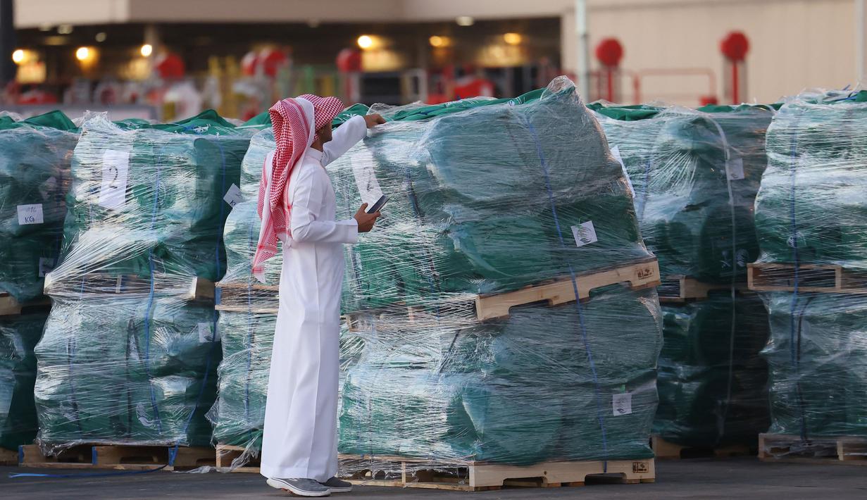 Seorang sukarelawan memeriksa paket bantuan yang disediakan oleh Arab Saudi sebelum dimuat ke dalam pesawat Kargo Saudi di bandara Internasional King Fahad di Riyadh pada 14 Oktober 2024. (Fayez Nureldine/AFP)