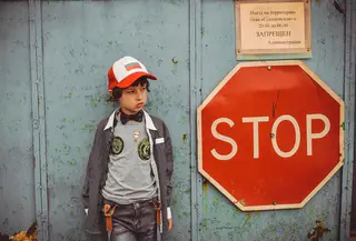 Panduan praktis bagi orangtua untuk mengenalkan aturan lalu lintas kepada anak melalui cara yang sederhana dan mudah dipahami. (Foto: Vika Glitter/Pixabay)