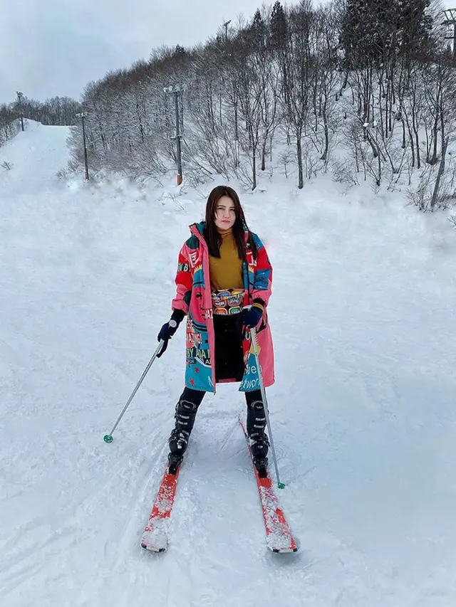 6 Potret Via Vallen Liburan ke Jepang, Cantik Pakai Kimono Hingga Main Ski