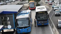 Suasana di Halte Harmoni, Jakarta, Senin (10/7). PT Transportasi Jakarta menargetkan jumlah penumpang bus Transjakarta pada tahun 2017 adalah 185 juta orang, atau naik sebanyak 50 persen. (Liputan6.com/Immanuel Antonius)