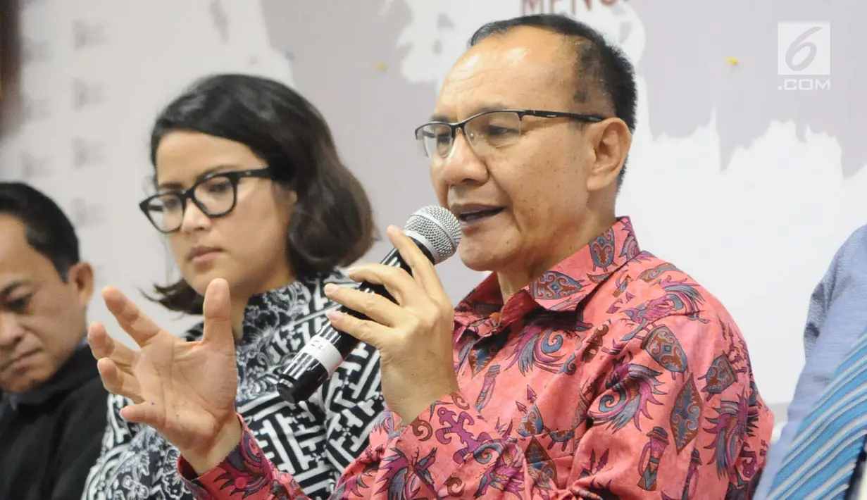 Ketua Satgas Waspada Investasi Tongam L Tobing menjelaskan tentang fintech di Indonesia, Jakarta, Rabu (12/12). Sedangkang P2P ilegal tidak menjadi tanggung jawab pihak manapun. (Liputan6.com/Angga Yuniar)
